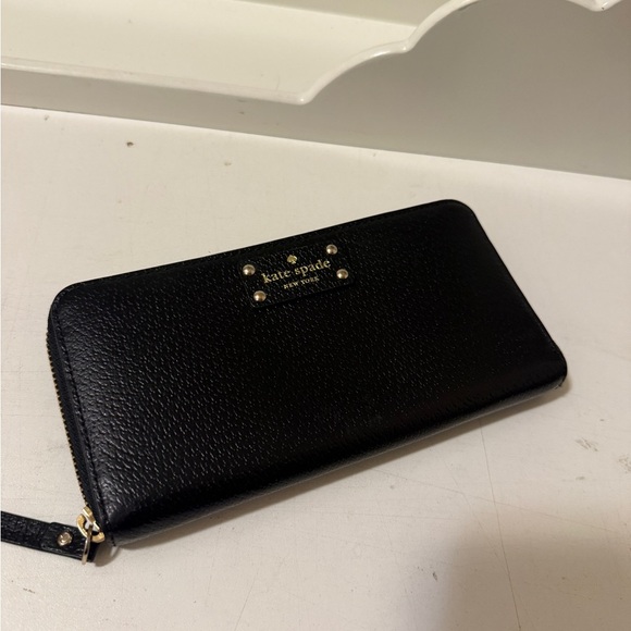Kate Spade Black Wallet in great condition. Has 12 slots and 7 packets - Picture 9 of 10